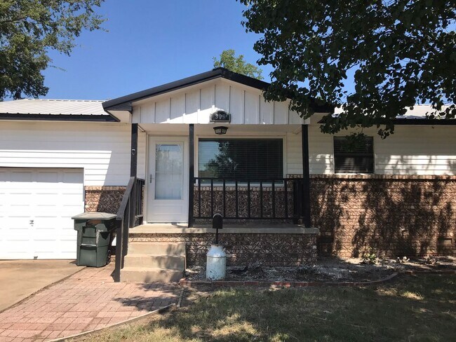 Building Photo - 3 Bedroom 1 Bath 1 Car Garage
