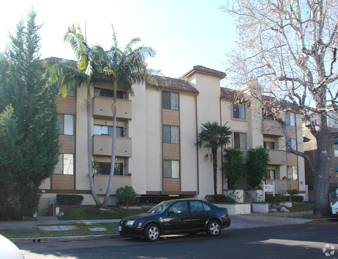 Primary Photo - Toluca Pointe