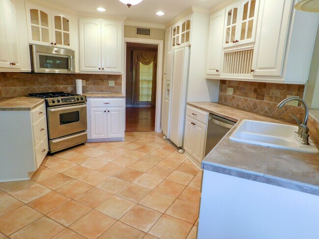 Building Photo - 212 Davors Dr