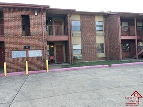 Building Photo - 1912 SW D Ave
