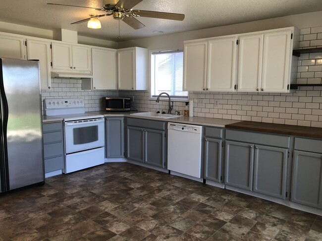 Kitchen - 252 Hillshire Dr