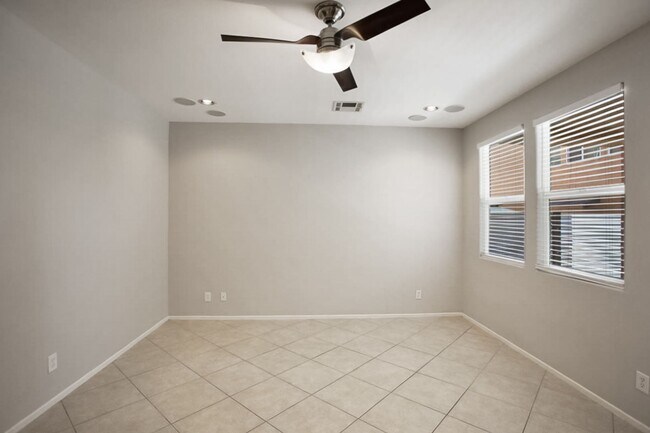 Foto del edificio - 4 Bedroom, 3 Den West Side Home