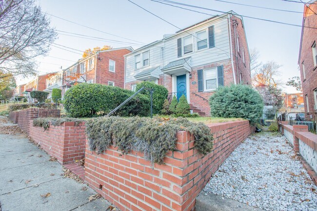 Foto del edificio - Lovely 3 BR/2 BA Semi-Detached Home in Tak...