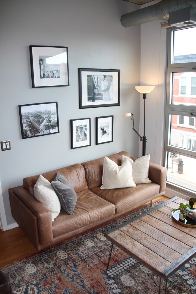 Family Room - 1849 W North Ave