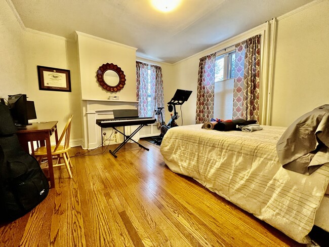 Good sized second bedroom suite - 225 N Broadway