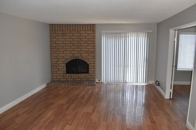 Building Photo - Large Condo Unit with Community Pool and Spa