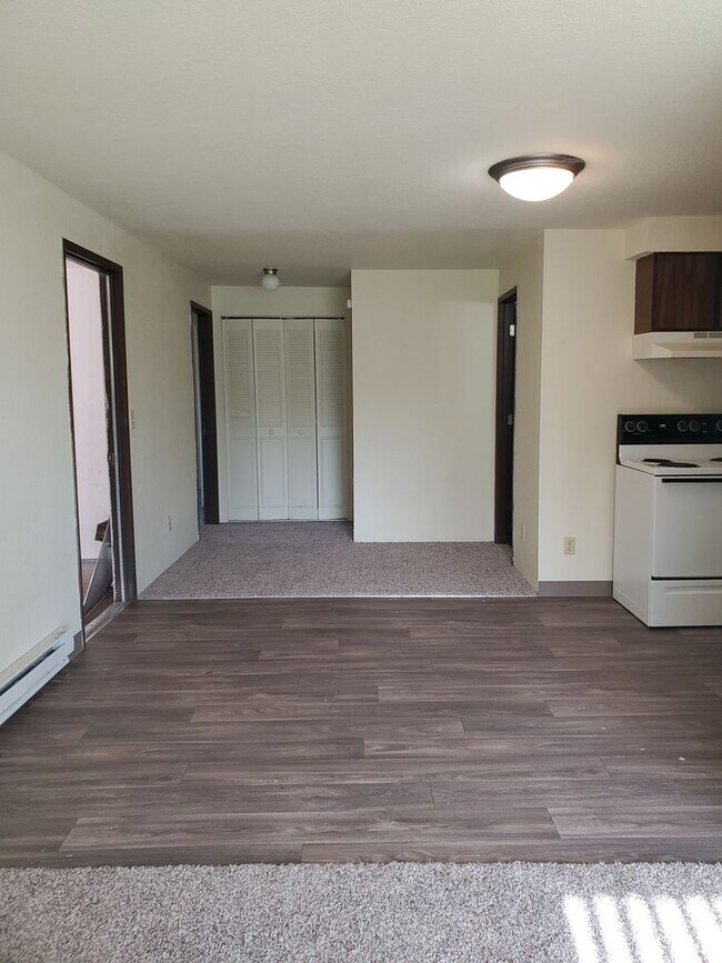 Building Photo - 2 Bedroom 1 Bath Duplex