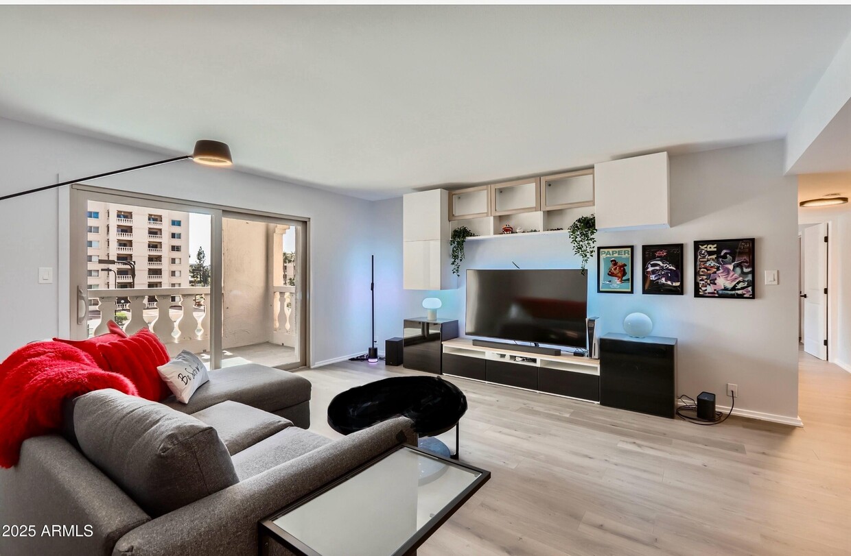 Foto principal - 7930 E Camelback Rd