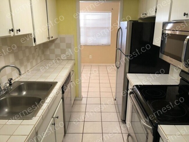 Foto del edificio - 3405 Oak Trail Ct