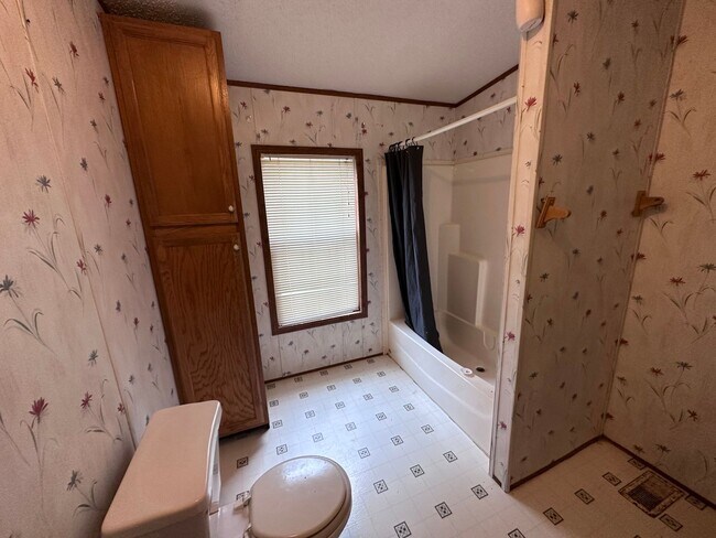 Building Photo - Great Family Rental in the Country!