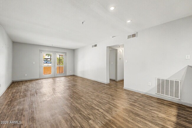 Foto del edificio - 4704 E Paradise Village Pkwy N