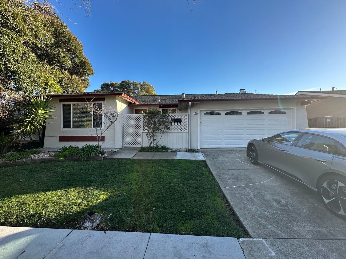 Foto principal - Pleasanton 4 bed/2 bath, Hardwood Floors, ...