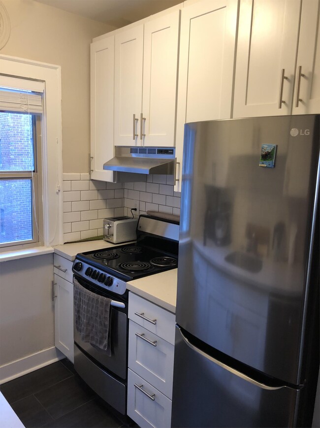 Building Photo - 411 Bellevue Ave E