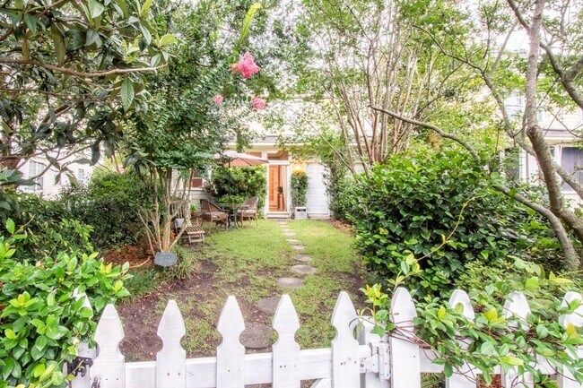 Building Photo - Stunning 3 - Bedroom 2.5 - Bath Townhome -...