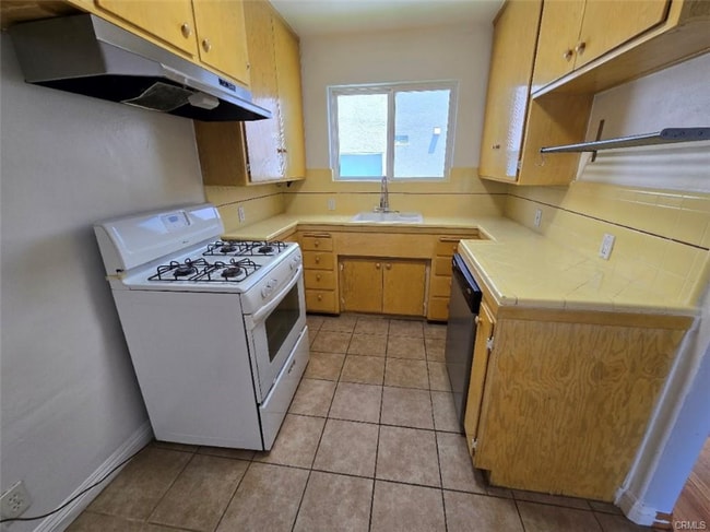 Building Photo - 14701 Dickens St