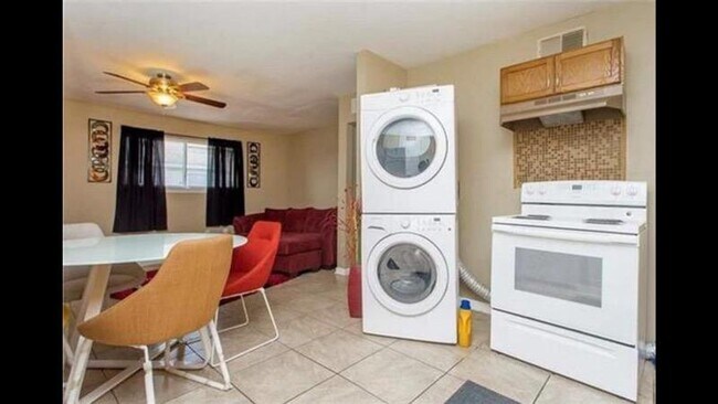 Washer/Dryer stove - 4034 Dale St
