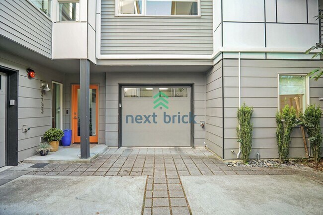 Foto del edificio - 3 BED & 3 BATH TOWNHOUSE FOR RENT