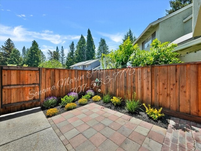 Building Photo - 576 Racquet Club Cir
