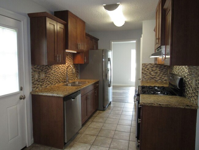 Building Photo - Convenient to shopping & hospitals!