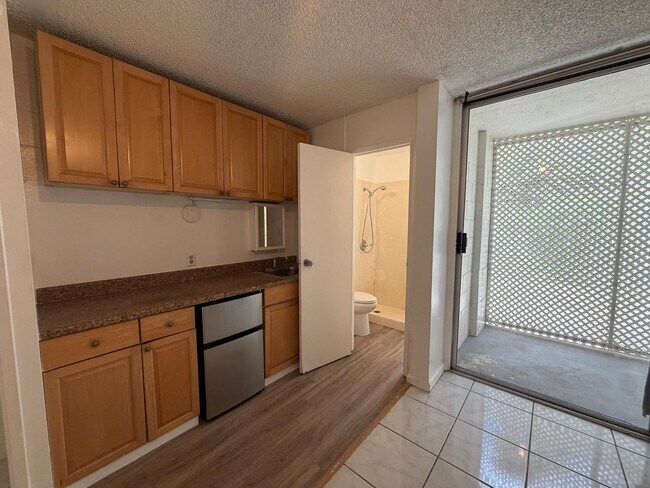 Foto del edificio - Upgraded studio available now in a secured building.