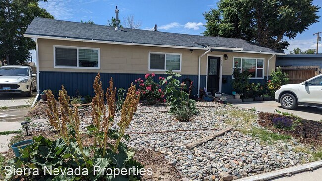 Building Photo - 3 br, 1.5 bath House - 655 W. Fifth St.