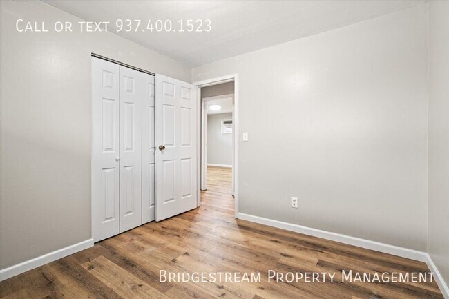 Building Photo - **MOVE IN SPECIAL** Updated & spacious! 3 ...