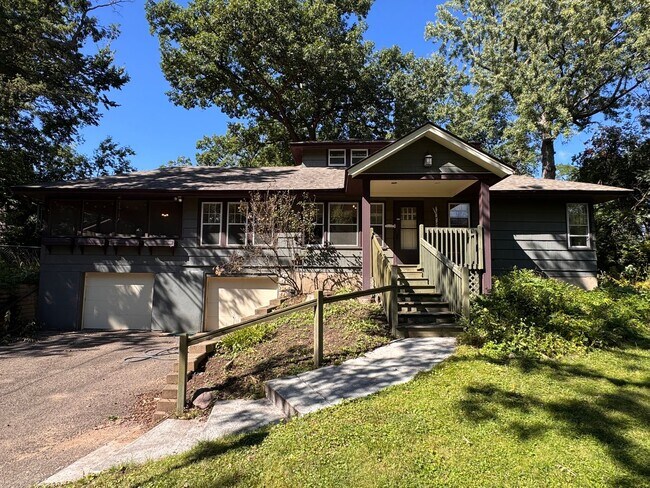 Foto del edificio - AVAILABLE NOW - Very Spacious, Unique, and...