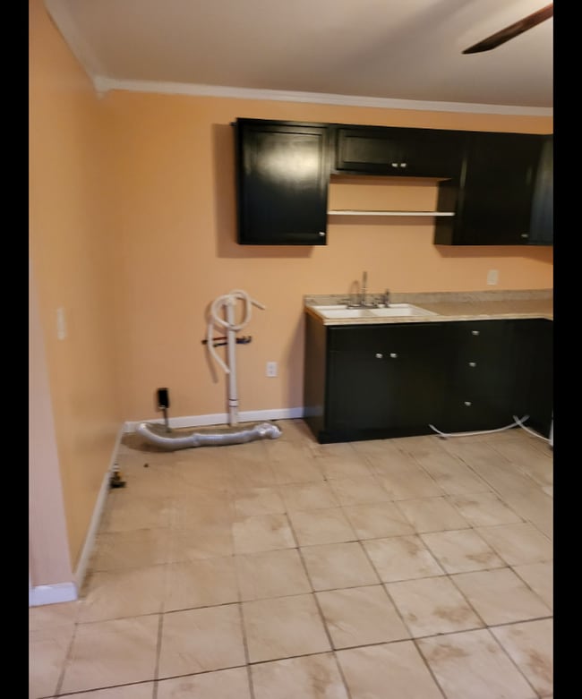 Building Photo - 107 Canaan St