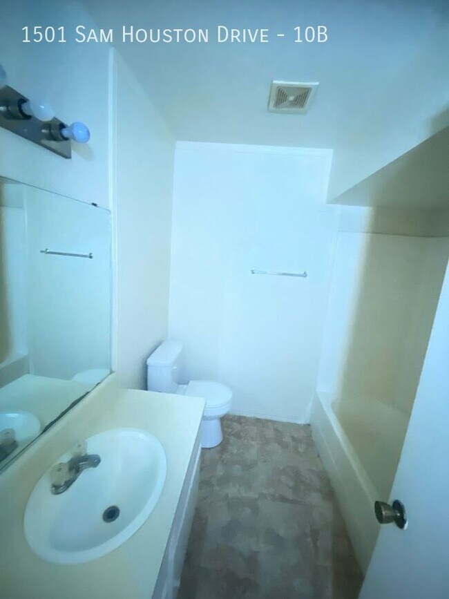 Building Photo - $299 moves you in