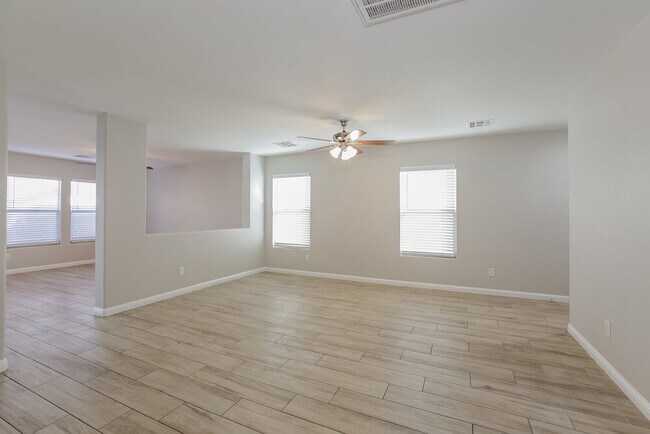 Foto del edificio - 6218 Lone Cypress Ct