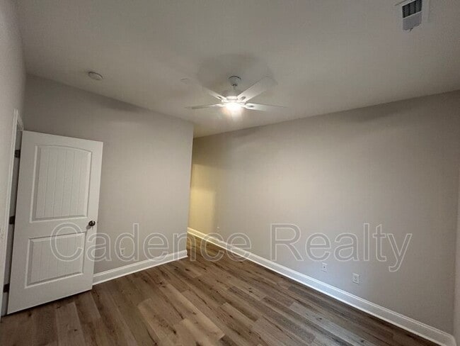 Building Photo - 4904 Maple Ave