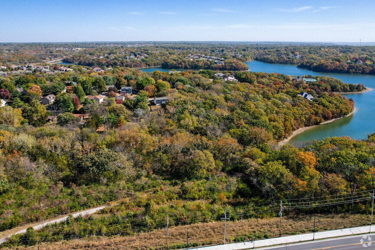 Lake Pointe Lodge Apartments in Parkville, MO