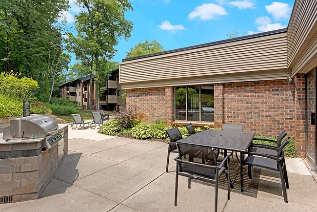Outdoor Grill and Picnic Area - Glen Oaks East Apartments
