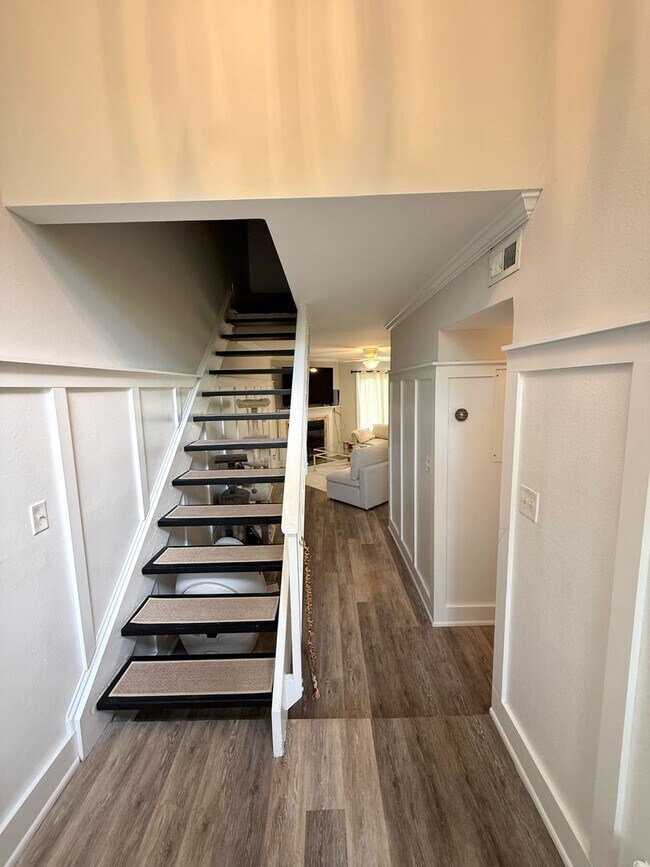 Building Photo - Available June 2025! End-Unit Townhome in ...