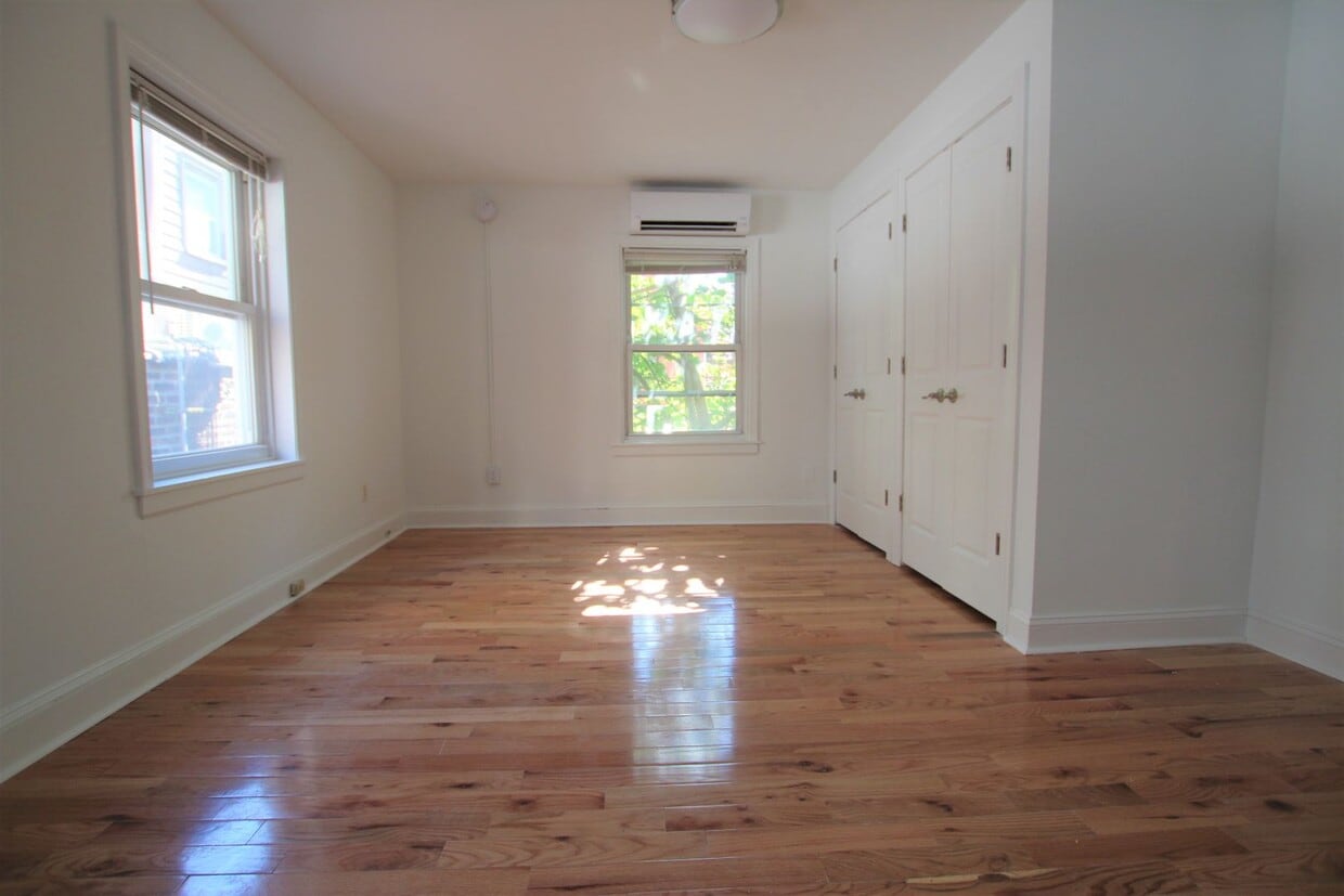 Photo - Spacious studio available in 2004 Chestnut