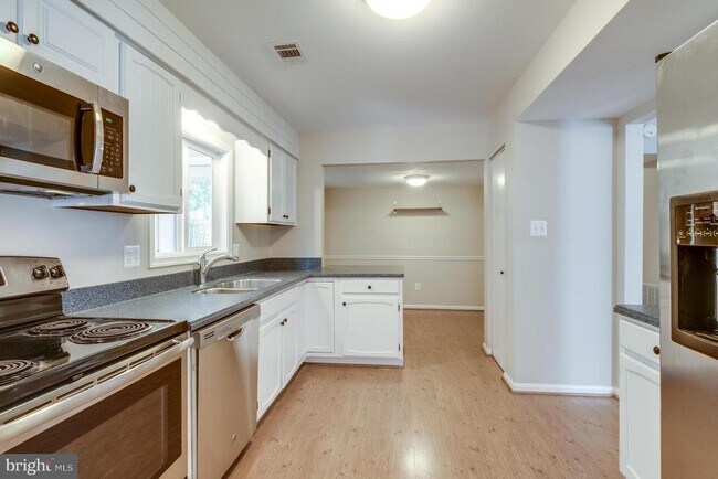 Building Photo - 1301 Mistyvale St