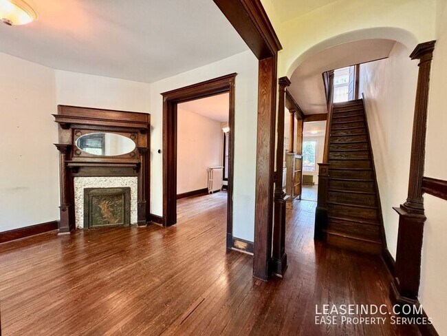 Foto del edificio - 128 Adams St NW