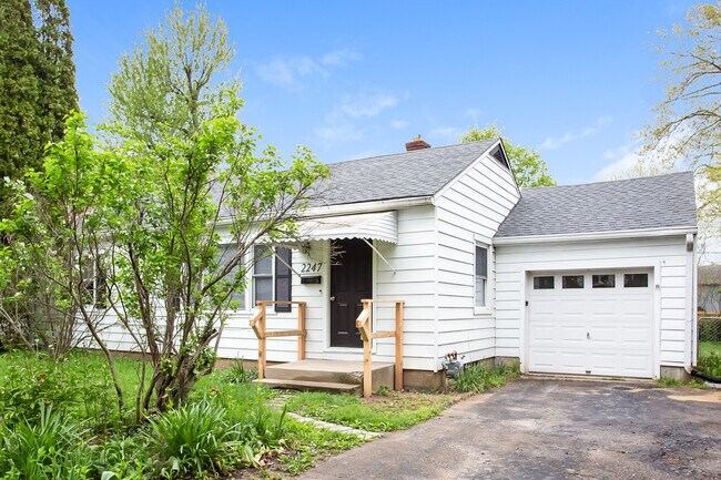 Building Photo - 2247 Pamela Dr