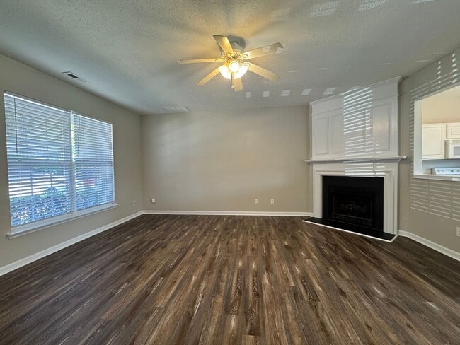 Building Photo - 3 Bedroom Townhome