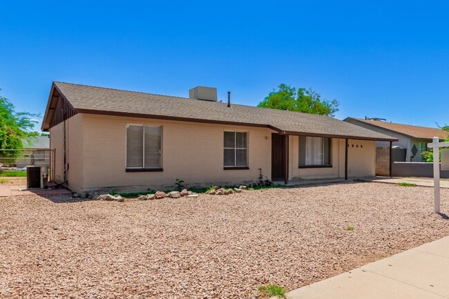 Building Photo - Cute 4 bedroom 2 bath Centrally Located