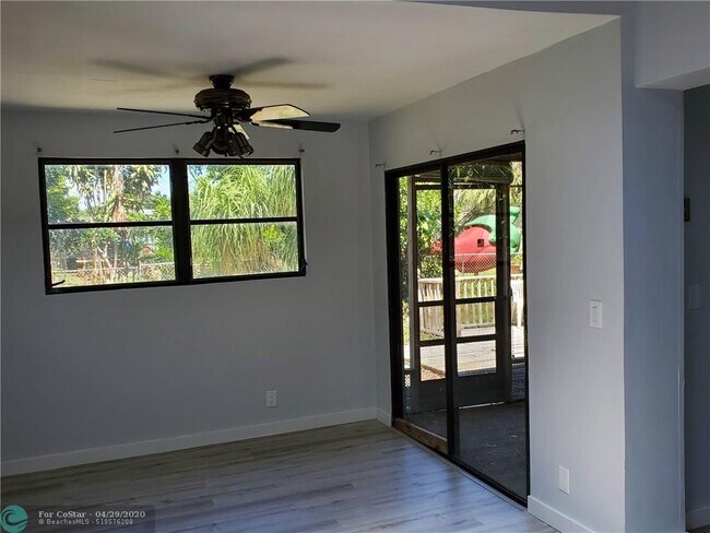 Foto del edificio - 1881 NE 49th Ct