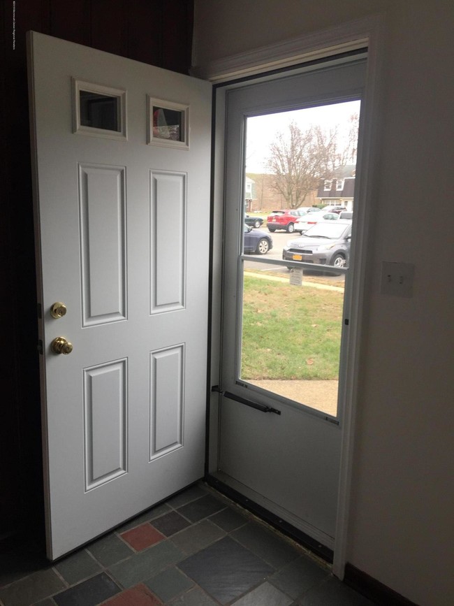 Foto del edificio - 211 Briar Mills Dr