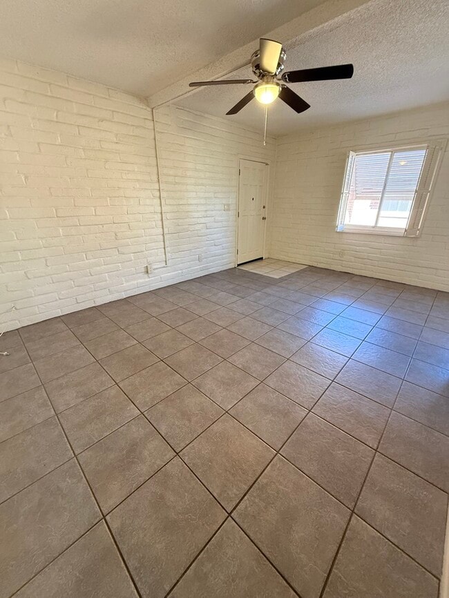 Building Photo - Town Home For Rent