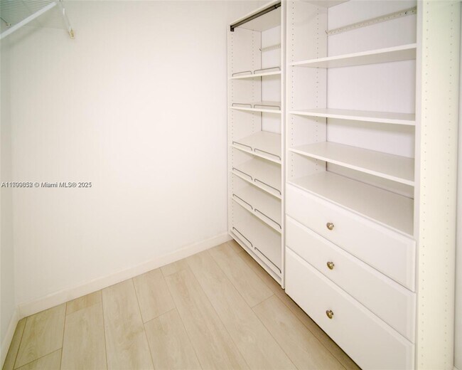 Foto del edificio - 601 NE 27th St
