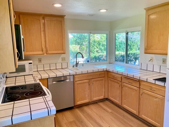 Building Photo - Rare Single-Story Townhome in Gated Sunrise Almaden Community