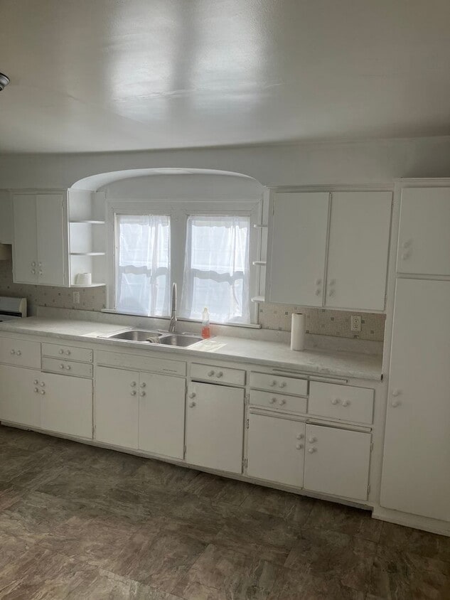 Building Photo - Spacious 5-Bedroom Family Home in Springfi...