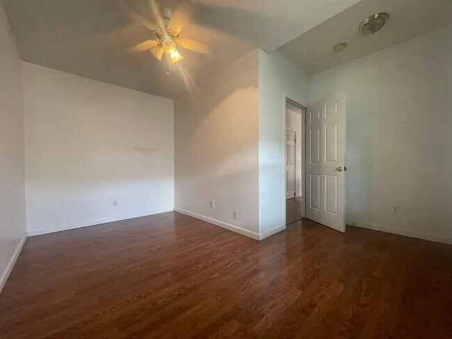 Foto del edificio - 321 E College St