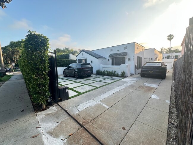 Building Photo - 1007 N Harper Ave