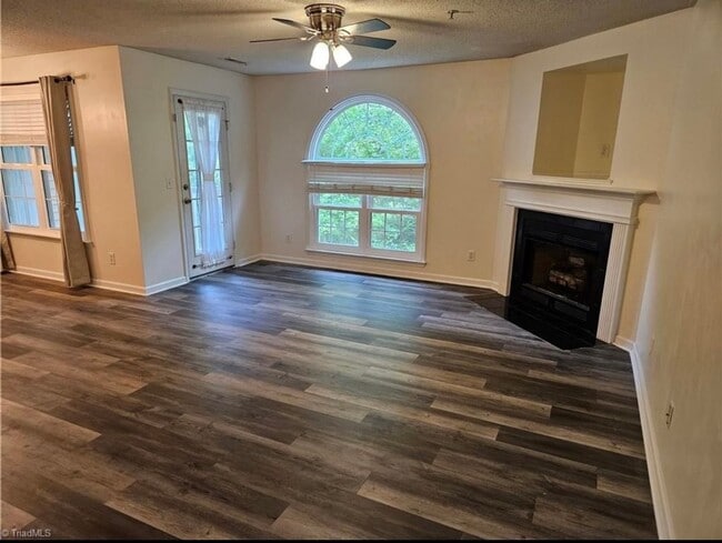 Foto del edificio - 2nd-level, 2-bedroom, 2-full bath condo