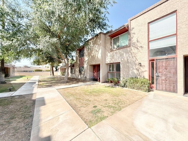 Foto del edificio - 8255 E Thomas Rd